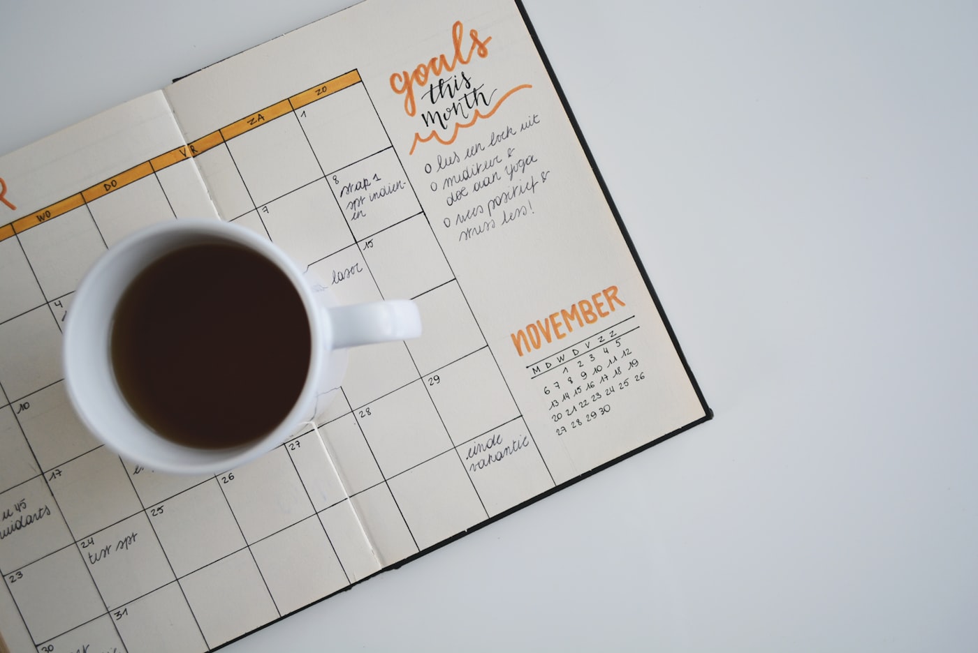 Un planner mensuel avec une tasse de café